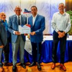Victor D’Aza entrega el certificado al alcalde Armando Sánchez, tras concluir la capacitación realizada por el ICAM